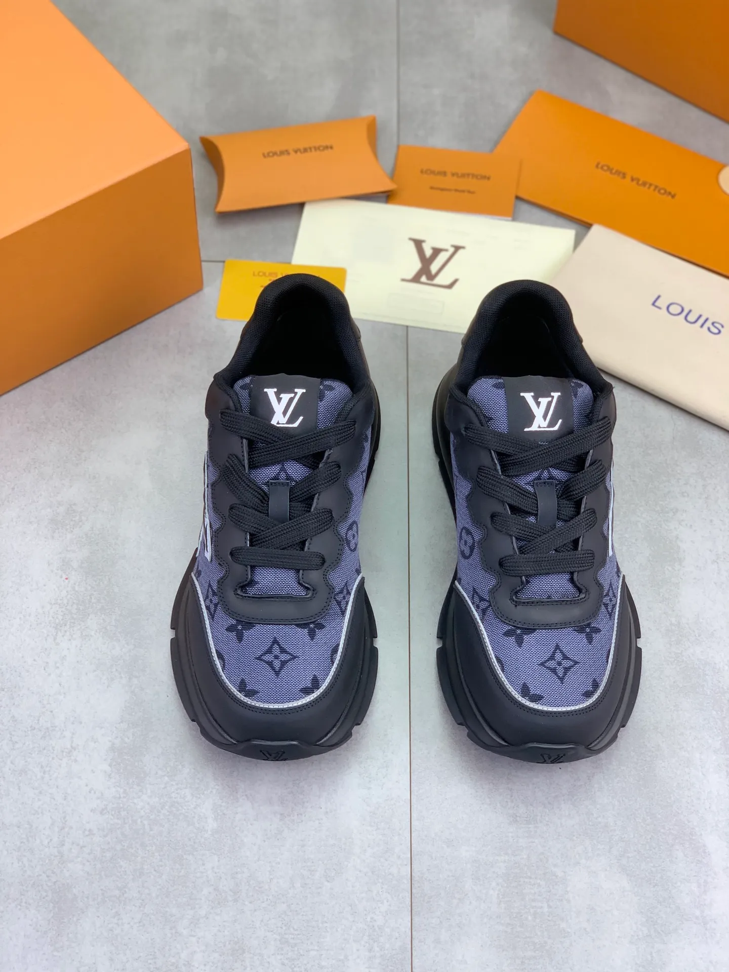Factory price P700 💶 Top version [LOUIS VUITTON] Couple 🧑‍🤝‍🧑 Craftsman style Counter series (original order) New style 🍀LV Louis Vuitton - top version LV classic high-top trendy shoes! Made of imported original craft calfskin, original breathable lining, and original wear-resistant, lightweight, high-end TPU outsole! High quality products! 3️⃣ colors available, code numbers: female 35-39, male 39-44 (female 40, male 45 46 customized)